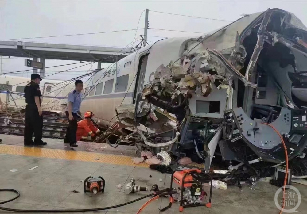 ▲D2809次列车损毁严重。图片来源/受访者供图