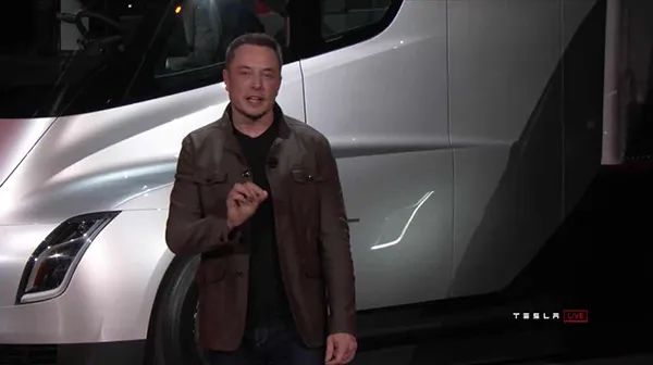 特斯拉创始人兼CEO埃隆·马斯克(Elon Musk)乘坐着Semi来到发布会现场 图片来源:澎湃新闻